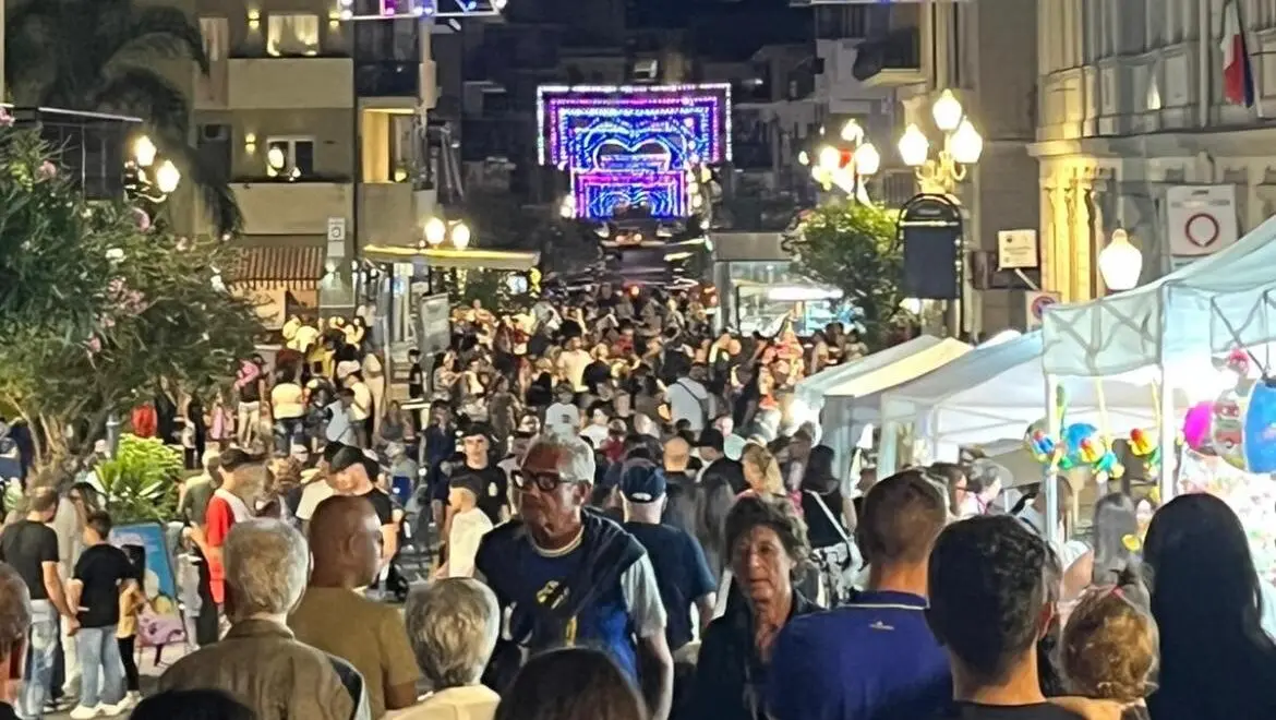 Palmi, la Notte Bianca anima il centro cittadino tra musica, spettacoli e intrattenimento