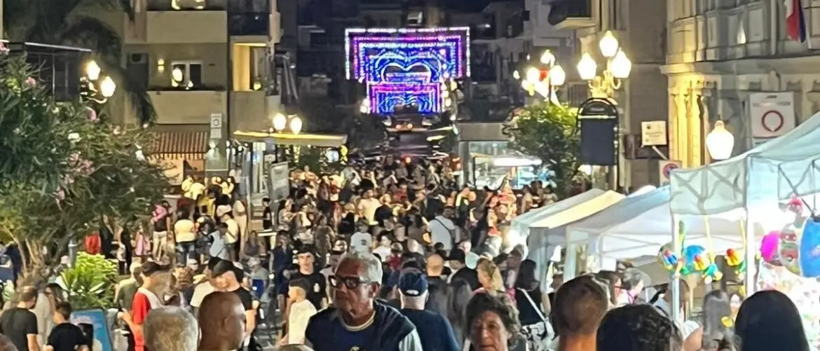 Palmi, la Notte Bianca anima il centro cittadino tra musica, spettacoli e intrattenimento