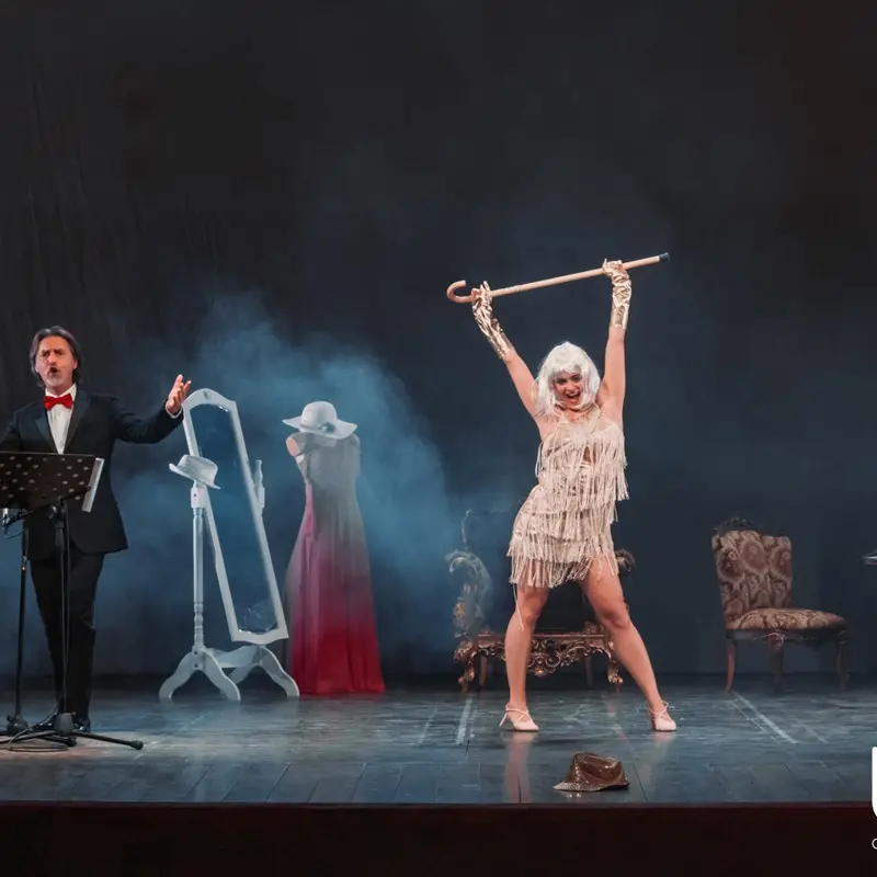 Al ReggioFest 2025 la commedia Baci d'amore & canzoni\"