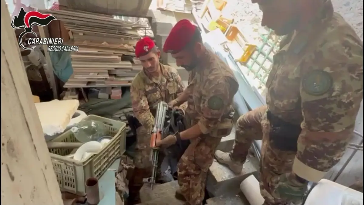 Marina di Gioiosa, i Carabinieri sequestrano un Kalashnikov occultato nel pieno centro cittadino -VIDEO