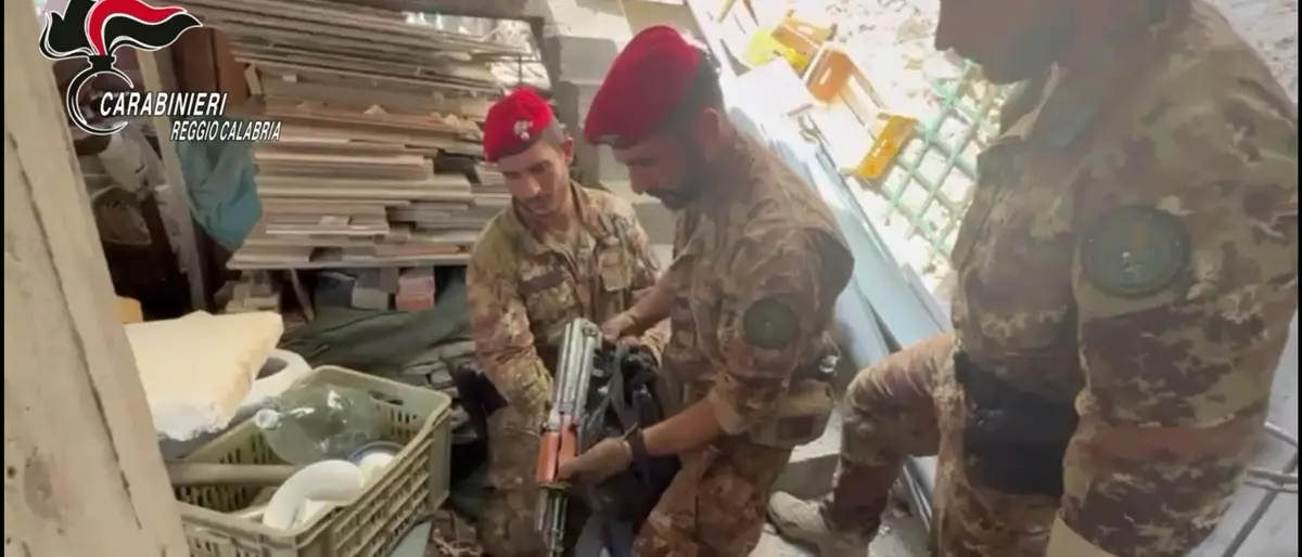 Marina di Gioiosa, i Carabinieri sequestrano un Kalashnikov occultato nel pieno centro cittadino -VIDEO