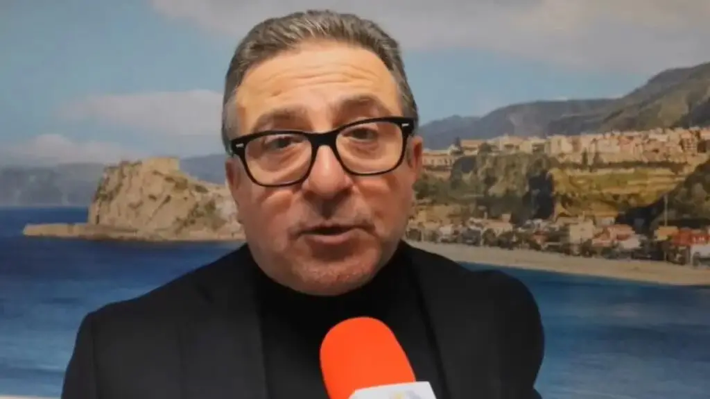 Targhe commemorative a spese delle famiglie, Germanò (FdiRC) contro il Comune: «Intitolazioni nel disonore delle regole»