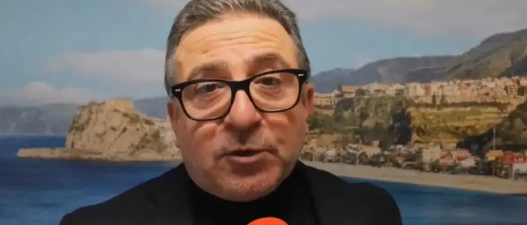 Targhe commemorative a spese delle famiglie, Germanò (FdiRC) contro il Comune: «Intitolazioni nel disonore delle regole»