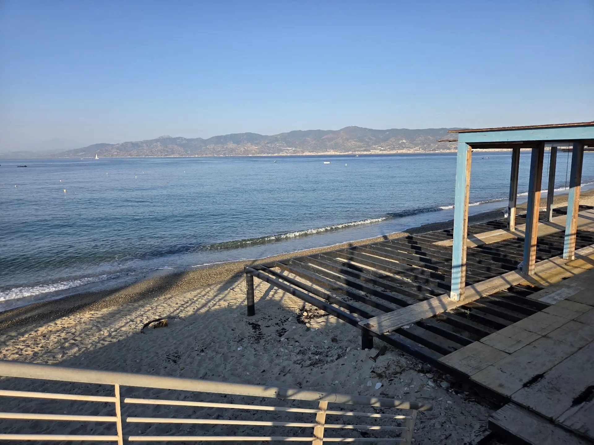 Gallico Marina, il triste copione di fine estate: degrado e abbandono sulle spiagge