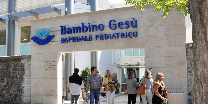 Sta meglio la bimba precipitata dal balcone a Reggio: verrà trasferita al Bambino Gesù di Roma