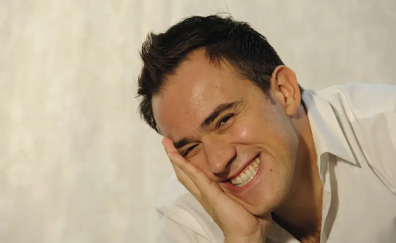 Il ritorno di Gennaro Calabrese tra gag, imitazioni e aneddoti