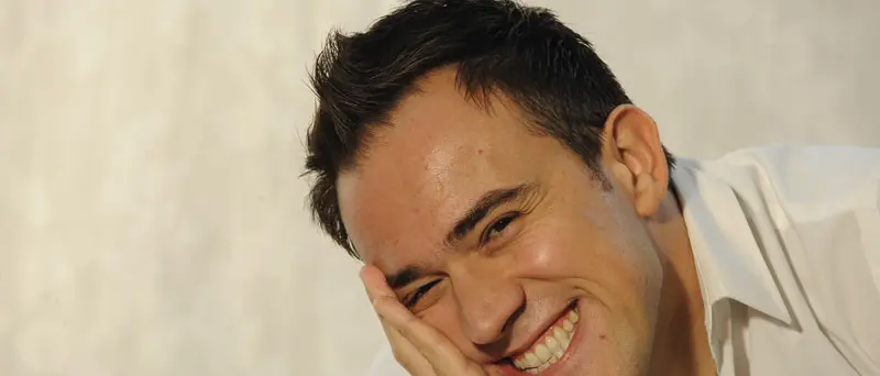 Il ritorno di Gennaro Calabrese tra gag, imitazioni e aneddoti