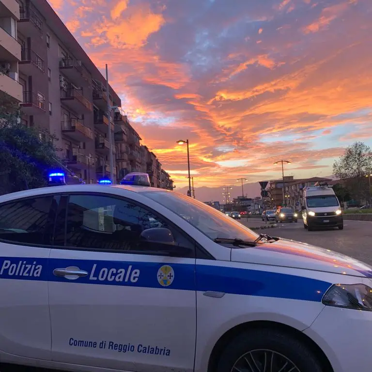 Reggio, Polizia Locale: centauro diciottenne denunciato per fuga ed omissione di soccorso