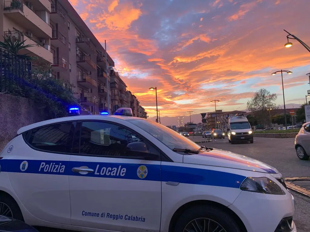 Reggio, Polizia Locale: centauro diciottenne denunciato per fuga ed omissione di soccorso
