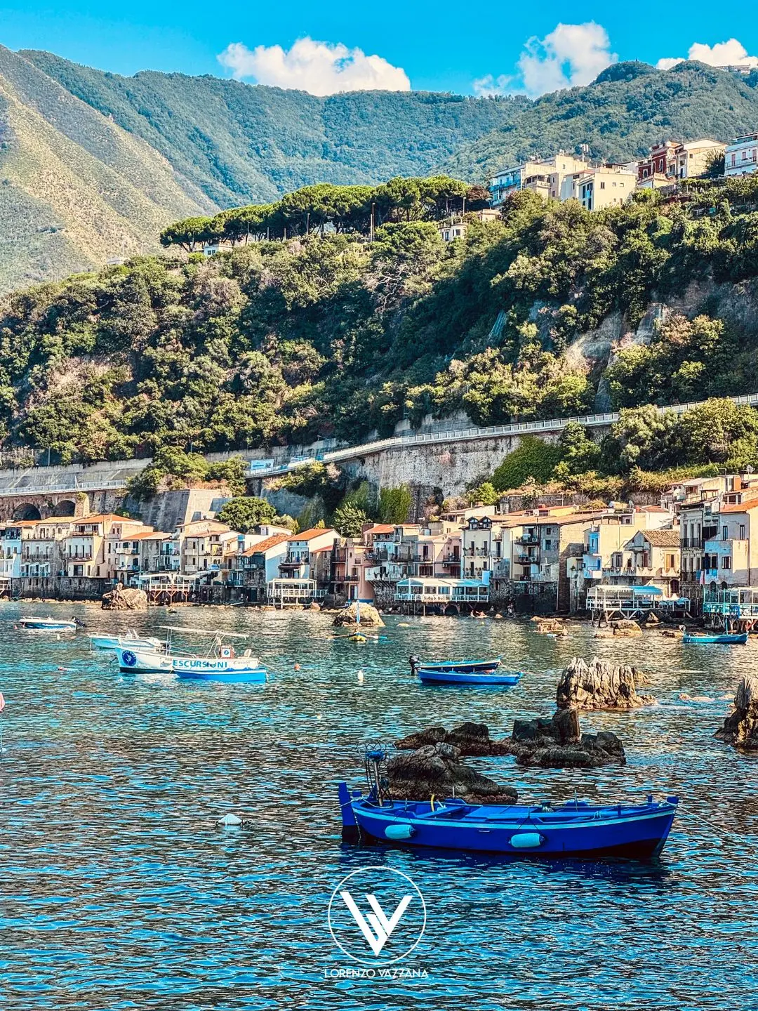 LA FOTO DEL GIORNO | Chianalea: il borgo che galleggia sull’incanto
