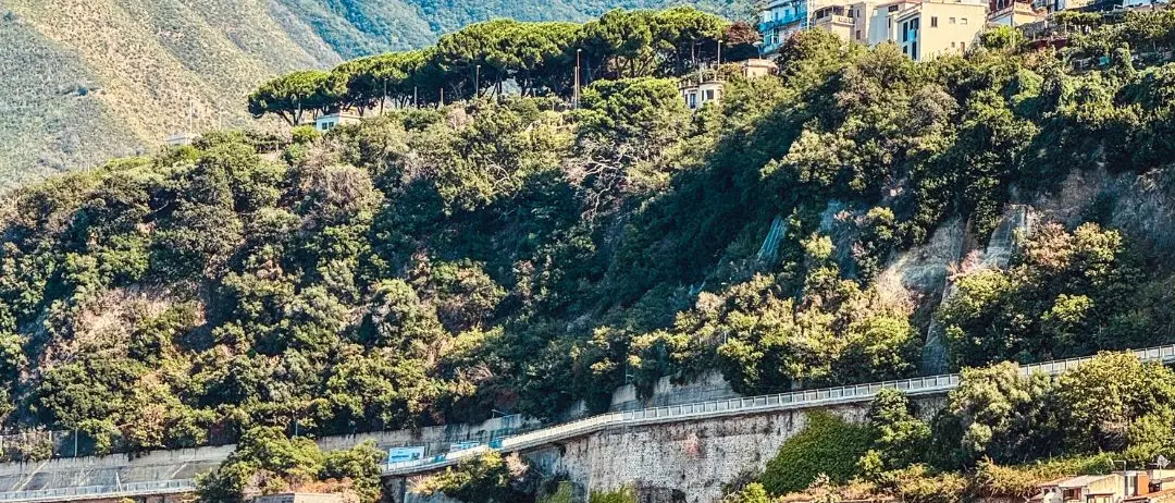 LA FOTO DEL GIORNO | Chianalea: il borgo che galleggia sull’incanto
