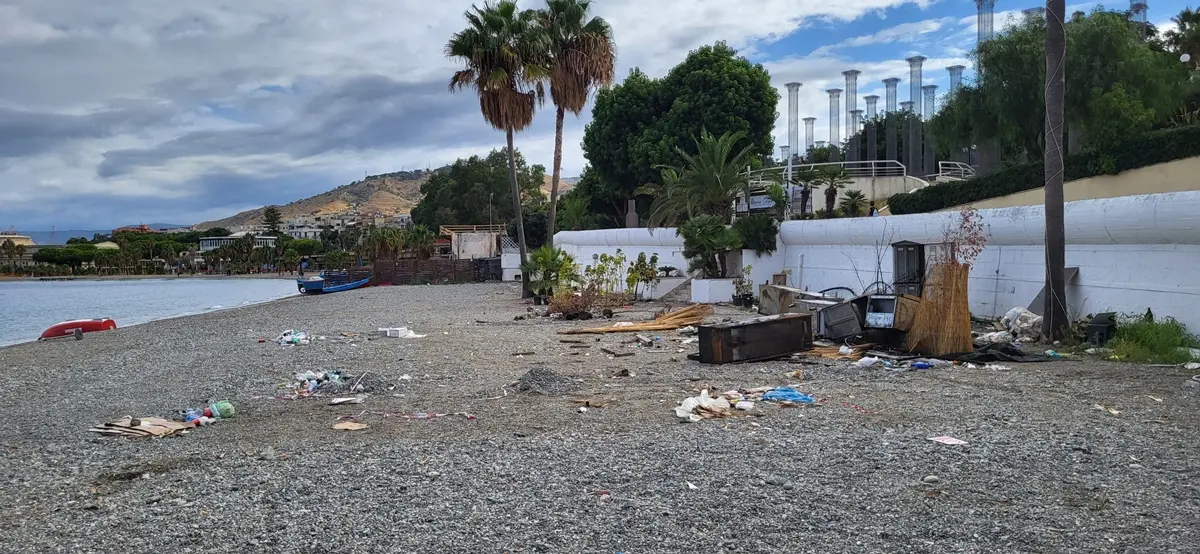 Reggio, degrado sulla spiaggia del lungomare Falcomatà