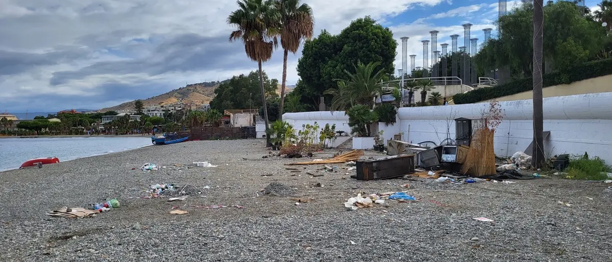 Reggio, degrado sulla spiaggia del lungomare Falcomatà