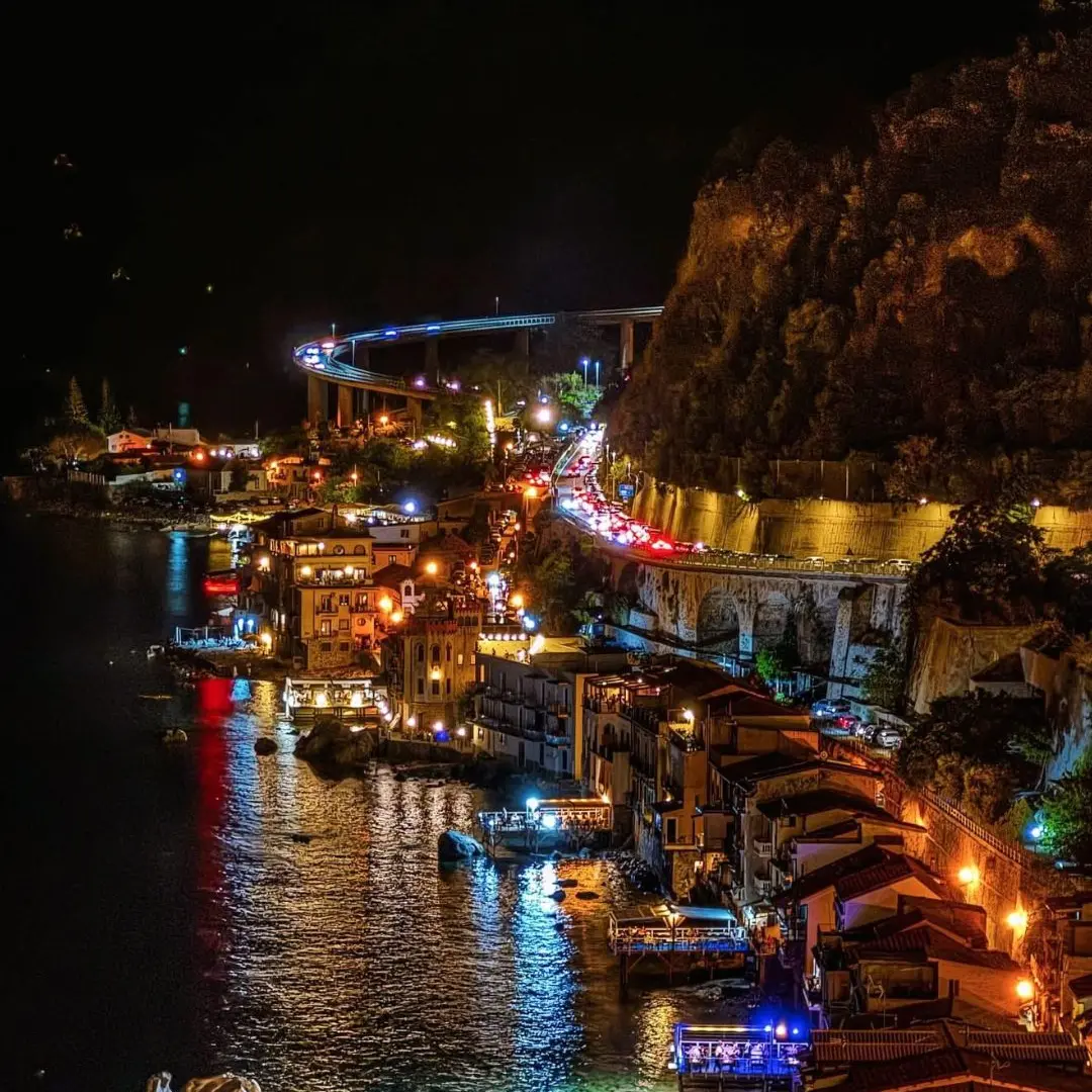 LA FOTO DEL GIORNO | Chianalea, il presepe sul mare