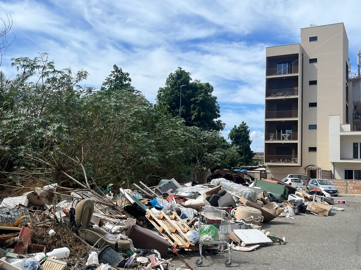 Casa Ail al rione Marconi, ora la discarica diventa un caso mentre il quartiere paga il degrado - FOTO e VIDEO