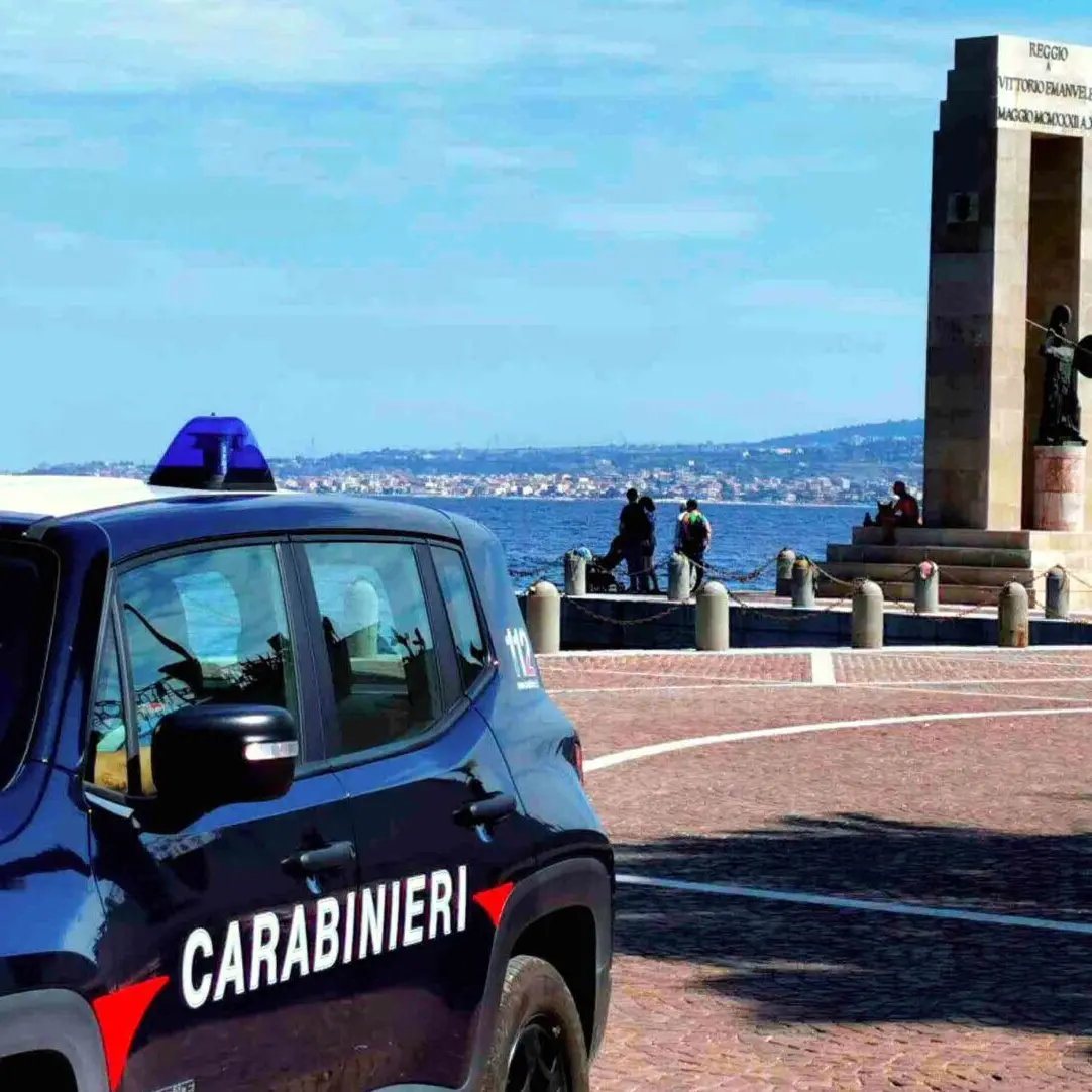 Reggio, Carabinieri sorprendono uomo con 150 grammi di cocaina. Arrestato dopo un lancio sospetto dal balcone