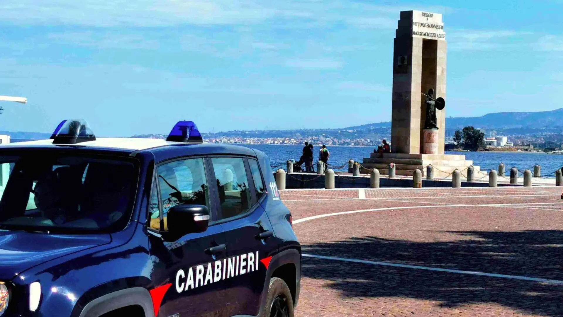 Reggio, Carabinieri sorprendono uomo con 150 grammi di cocaina. Arrestato dopo un lancio sospetto dal balcone
