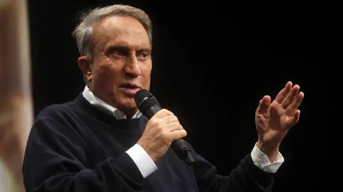 L\\'ex direttore del Tg4, Emilio Fede, presenta il suo movimento \"Vogliamo Vivere\" presso il teatro Nuovo di Milano, 25 novembre 2012. ANSA/MATTEO BAZZI , ANSA