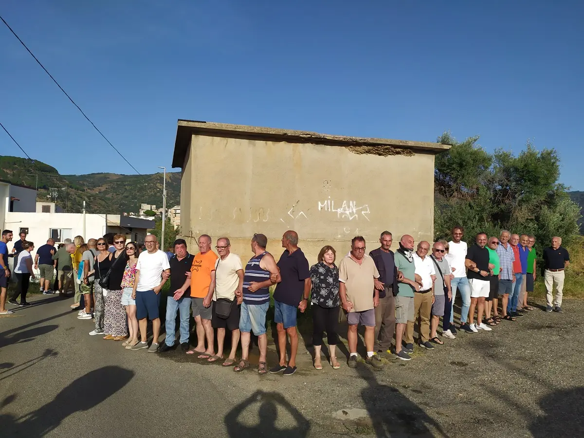 Reggio, Mosorrofa senza acqua: residenti in protesta presso l'acquedotto