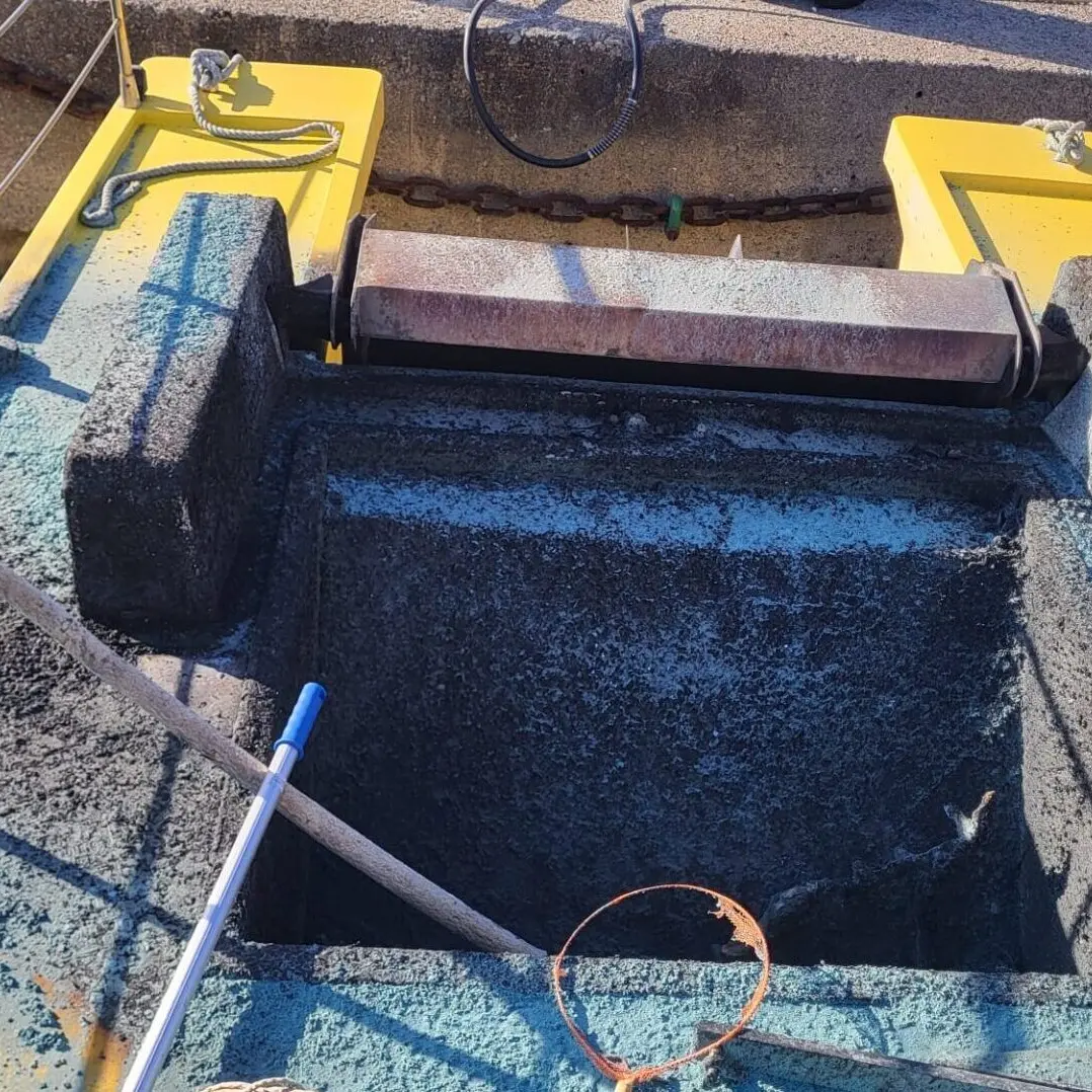 Occhiuto: «Farabutti tentano di incendiare battello pulisci mare, Regione non si fa intimidire»