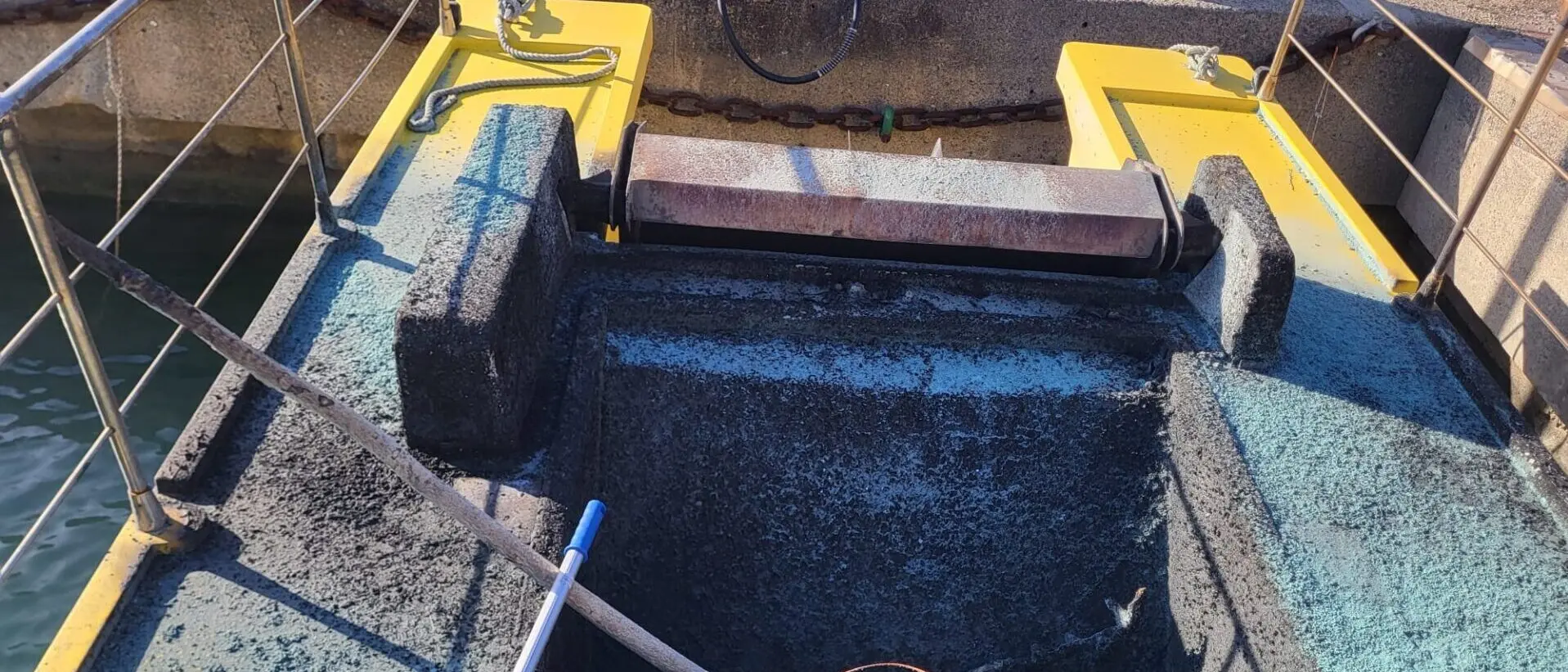 Occhiuto: «Farabutti tentano di incendiare battello pulisci mare, Regione non si fa intimidire»