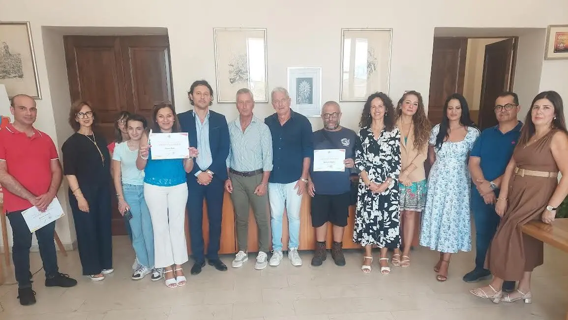 Taurianova, superano l’esame dopo i corsi serali all’Ipa: il Comune festeggia i 13 diplomati