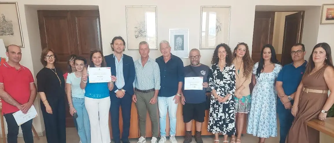 Taurianova, superano l’esame dopo i corsi serali all’Ipa: il Comune festeggia i 13 diplomati