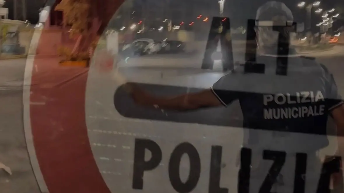 Una notte con la Polizia Locale di Reggio Calabria, tra luci e ombre della movida estiva: il bilancio della stagione estiva - FOTO e VIDEO