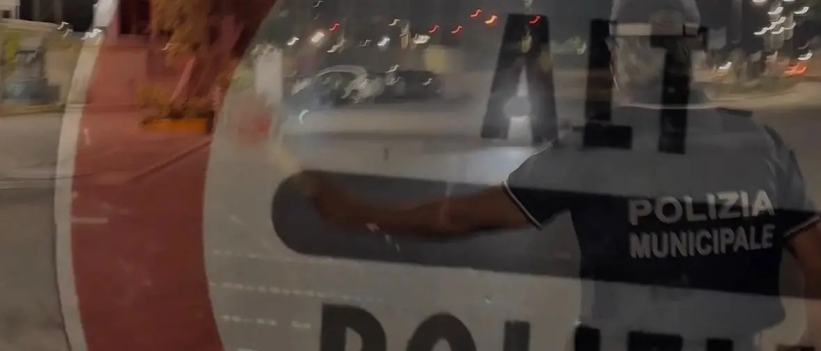 Una notte con la Polizia Locale di Reggio Calabria, tra luci e ombre della movida estiva: il bilancio della stagione estiva - FOTO e VIDEO