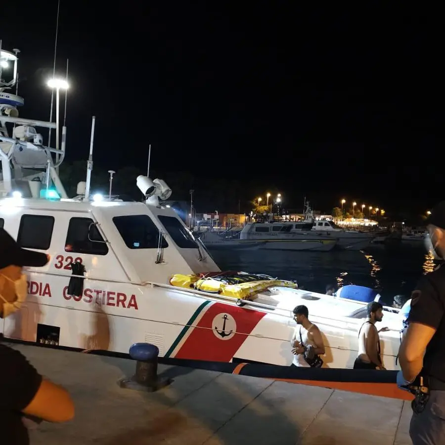 Polizia di Stato, fermati 4 scafisti ritenuti responsabili degli sbarchi di fine agosto a Roccella Ionica