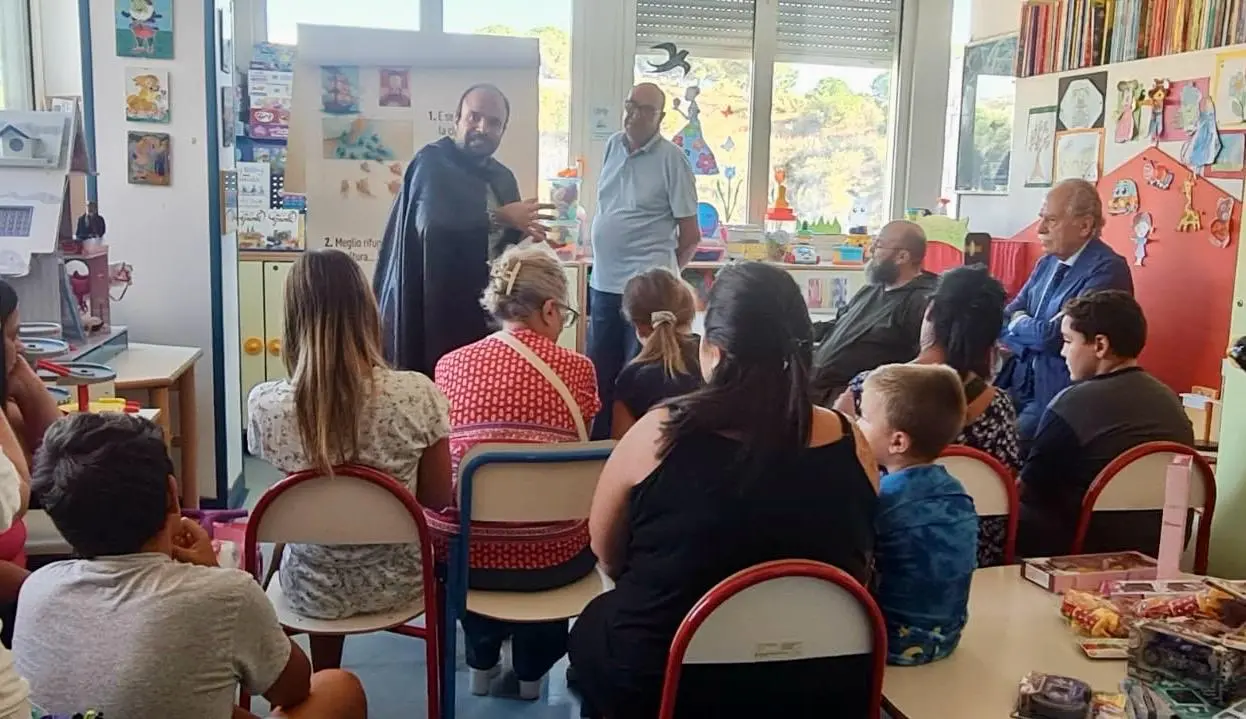 ABIO e Portatori della Vara portano la magia del “Cantastorie” ai piccoli pazienti della Pediatria