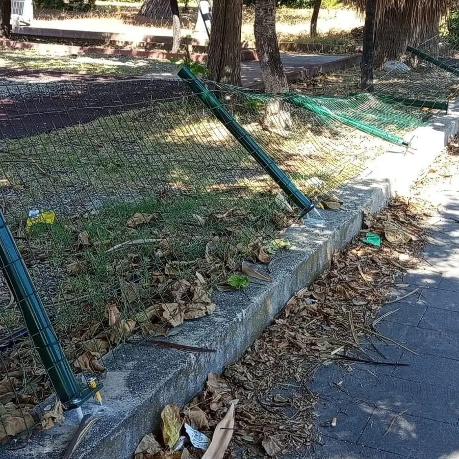 Caulonia, vandalizzato il parco giochi di Marina: Comune annuncia controlli e lavori di ripristino