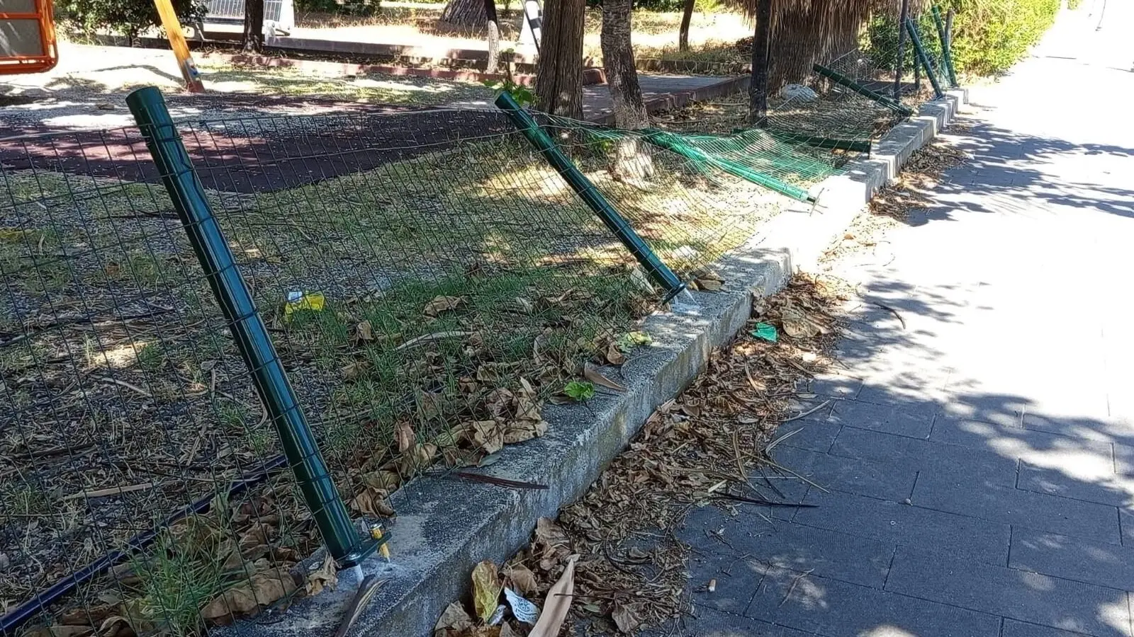 Caulonia, vandalizzato il parco giochi di Marina: Comune annuncia controlli e lavori di ripristino