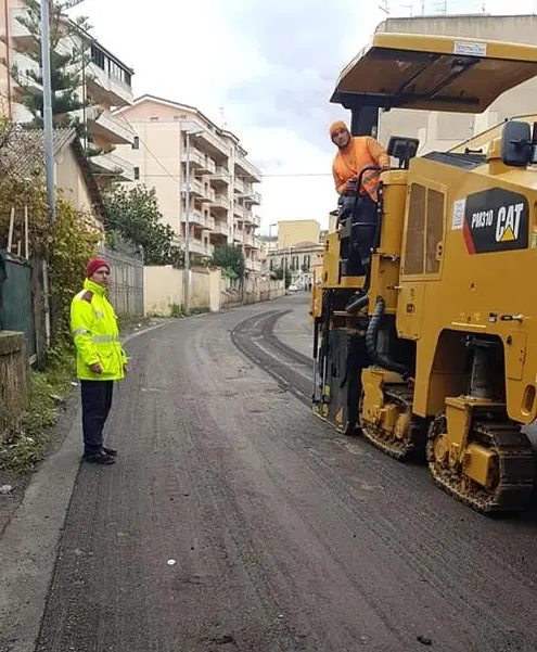In corso la riqualificazione del manto stradale in via Don Demetrio Fortugno a Gallico