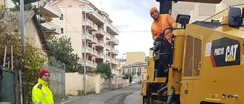 In corso la riqualificazione del manto stradale in via Don Demetrio Fortugno a Gallico