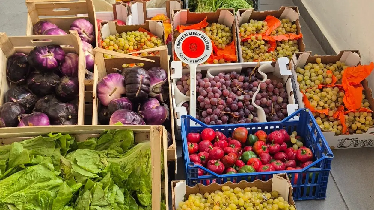 Reggio, maxi sequestro di frutta e verdura: sanzionati venditori ambulanti non a norma