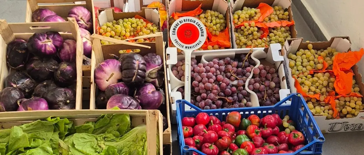 Reggio, maxi sequestro di frutta e verdura: sanzionati venditori ambulanti non a norma
