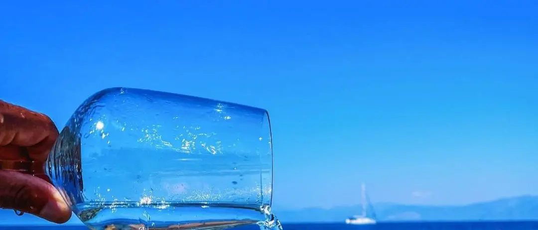 LA FOTO DEL GIORNO | Un bicchiere di mare