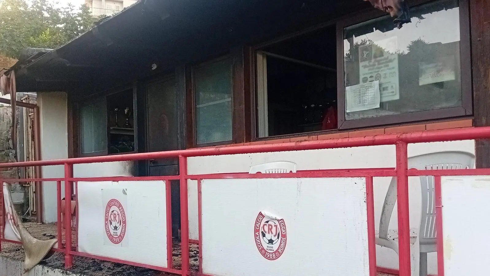 Incendiato il Centro Reggio Junior, Falcomatà: «Un atto vile che offende la città sana»