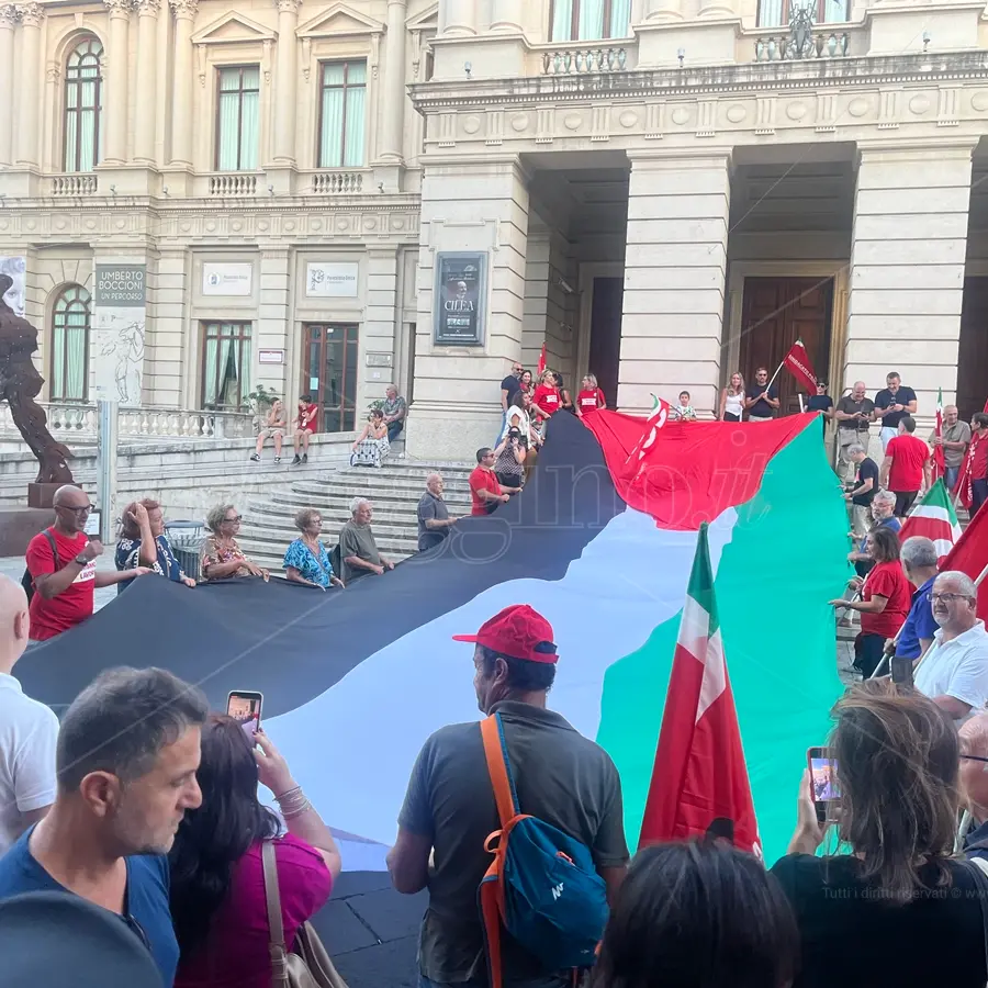 A Reggio la Cgil srotola la maxi-bandiera sulla scalinata del teatro Cilea per una «Palestina Libera» - FOTO e VIDEO