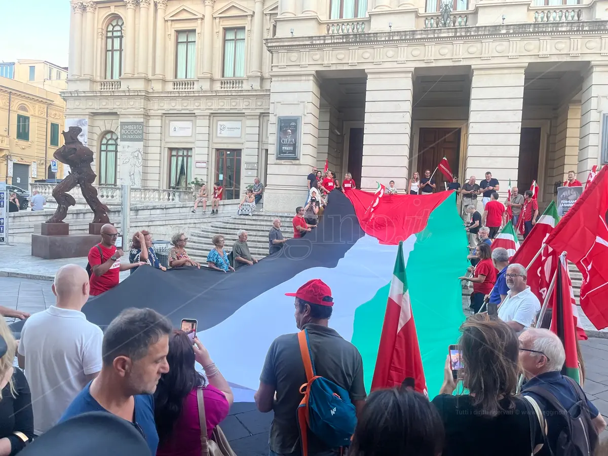 A Reggio la Cgil srotola la maxi-bandiera sulla scalinata del teatro Cilea per una «Palestina Libera» - FOTO e VIDEO