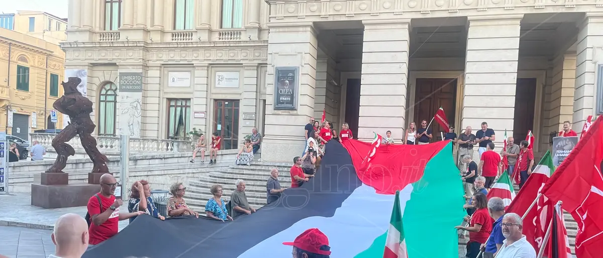 A Reggio la Cgil srotola la maxi-bandiera sulla scalinata del teatro Cilea per una «Palestina Libera» - FOTO e VIDEO
