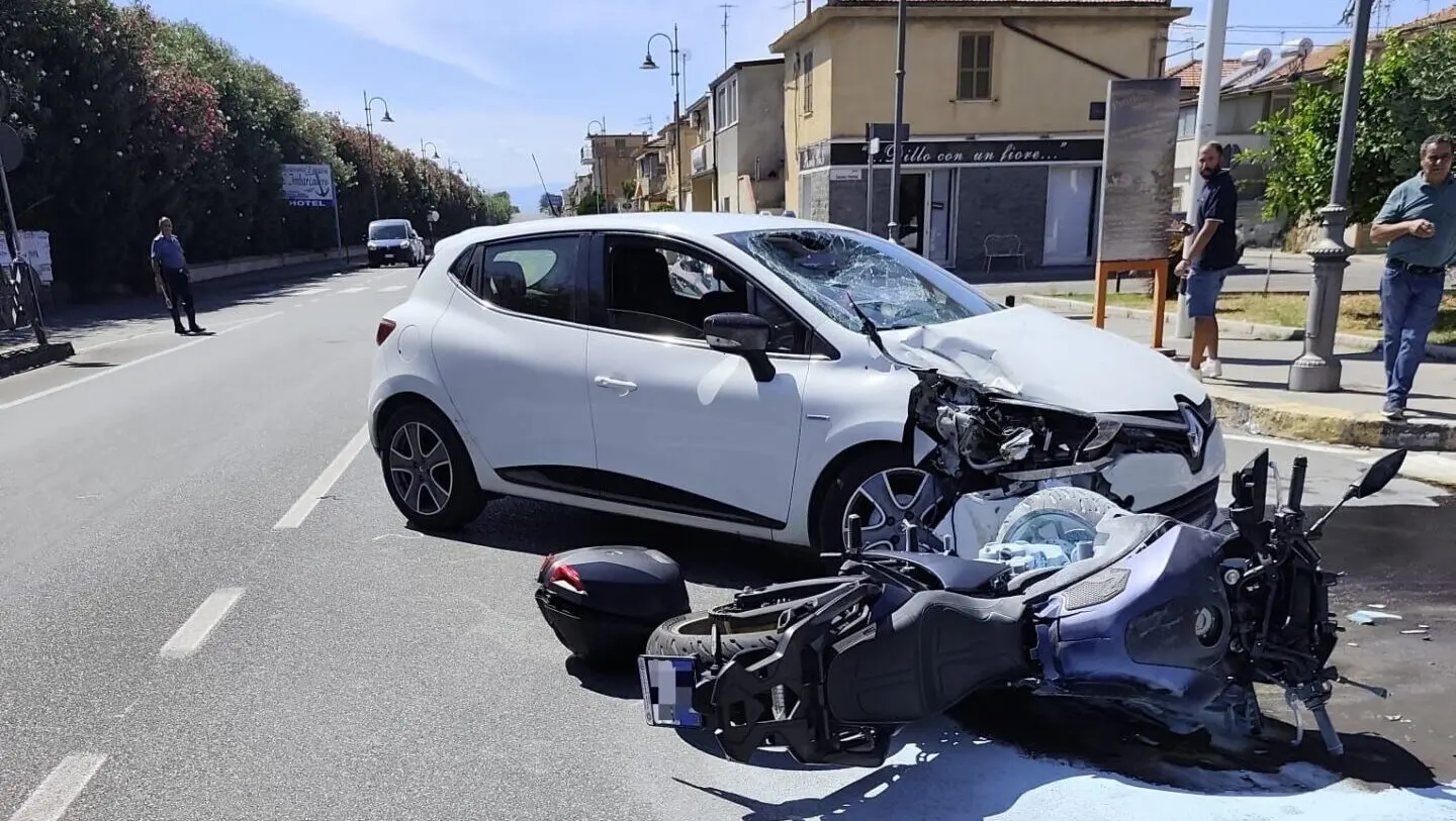 Caulonia, scontro tra auto e moto sulla 106: un ferito grave
