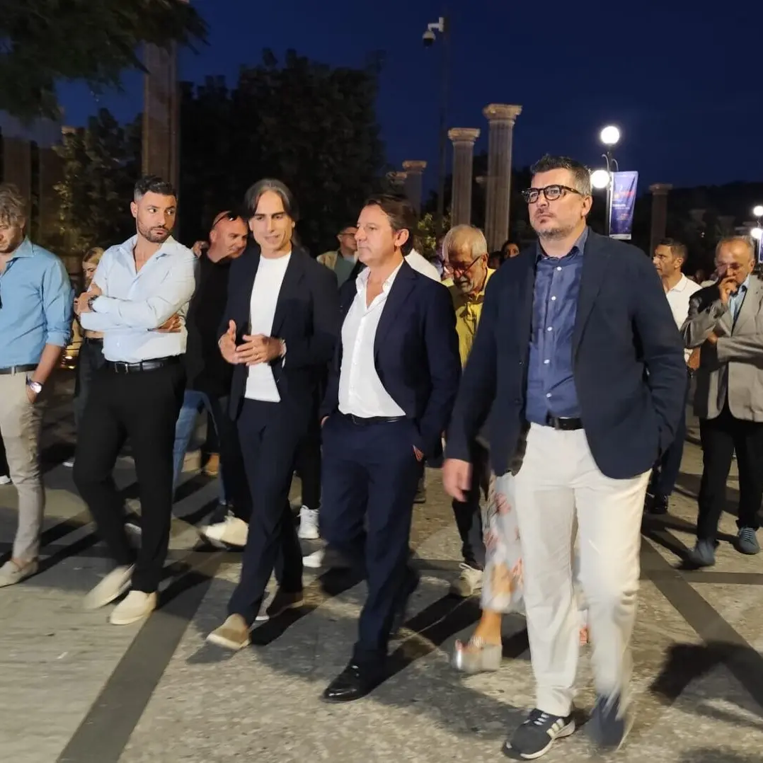 Regionali, la passeggiata di Tridico su Lungomare per rilanciare il progetto del centrosinistra: «Qui nasce il modello Calabria»
