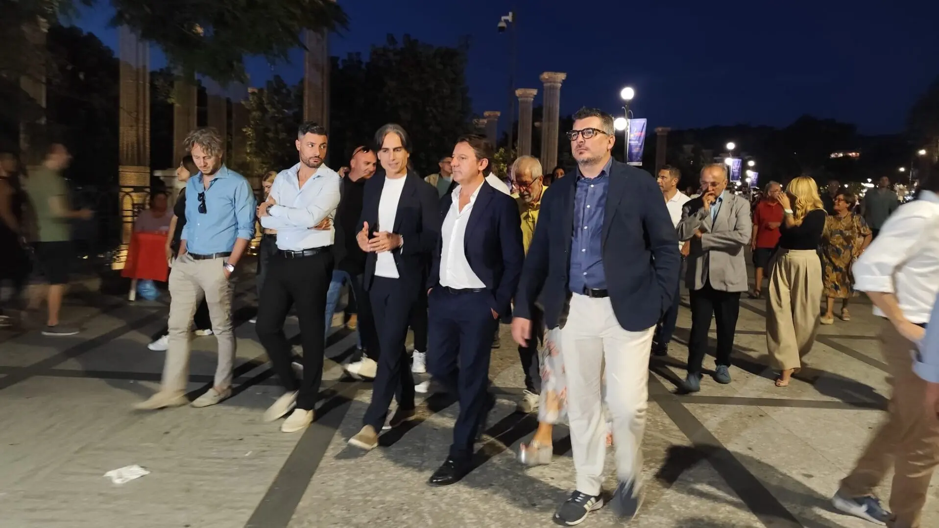 Regionali, la passeggiata di Tridico su Lungomare per rilanciare il progetto del centrosinistra: «Qui nasce il modello Calabria»