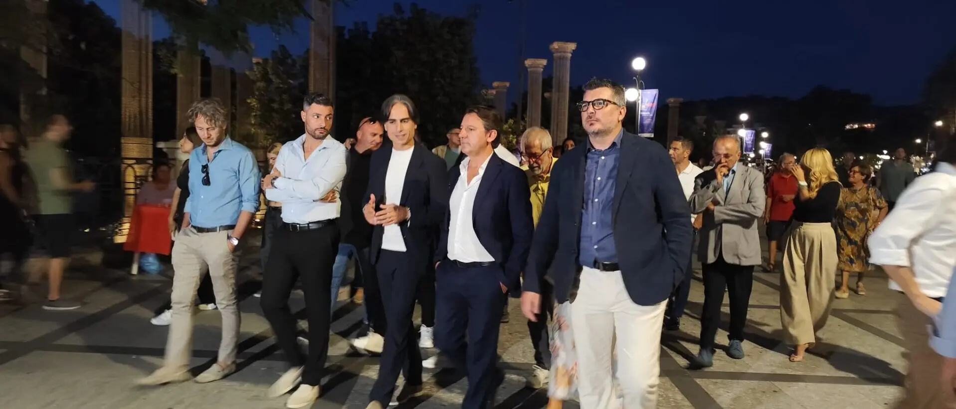 Regionali, la passeggiata di Tridico su Lungomare per rilanciare il progetto del centrosinistra: «Qui nasce il modello Calabria»