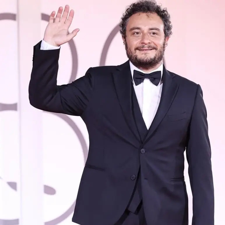 Venezia 82, il reggino Alessio Praticò nel cast della serie “Portobello” di Marco Bellocchio - VIDEO