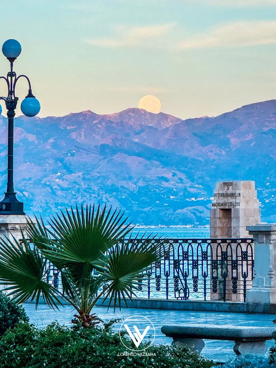 FOTO DEL GIORNO | La luna che saluta il giorno