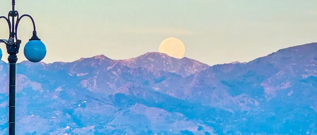 FOTO DEL GIORNO | La luna che saluta il giorno
