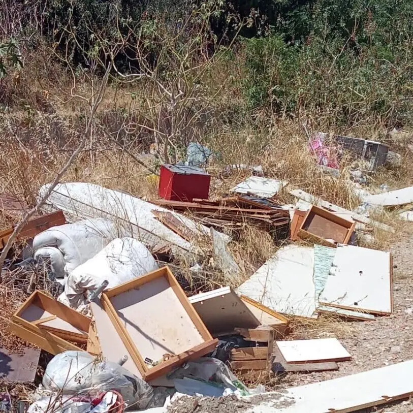 Reggio, Costantino (FI): «Via Borrace Crocevia ridotta a discarica e teatro di incendi, il Comune intervenga»